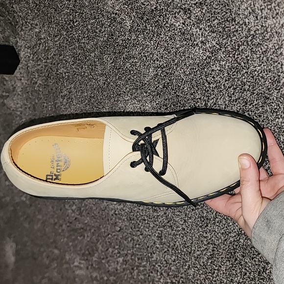 Brand new Doc Martens, cream color, size 9 - Picture 2 of 4